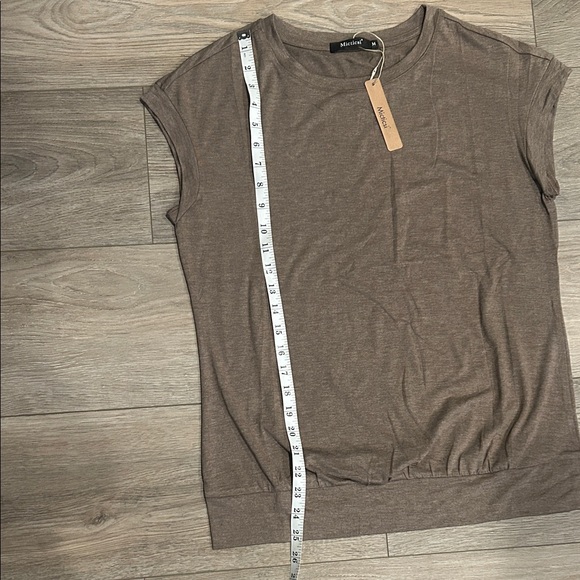 NWT Micticsi Taupe Muscle Tee with banded bottom Women’s size M - Picture 3 of 5